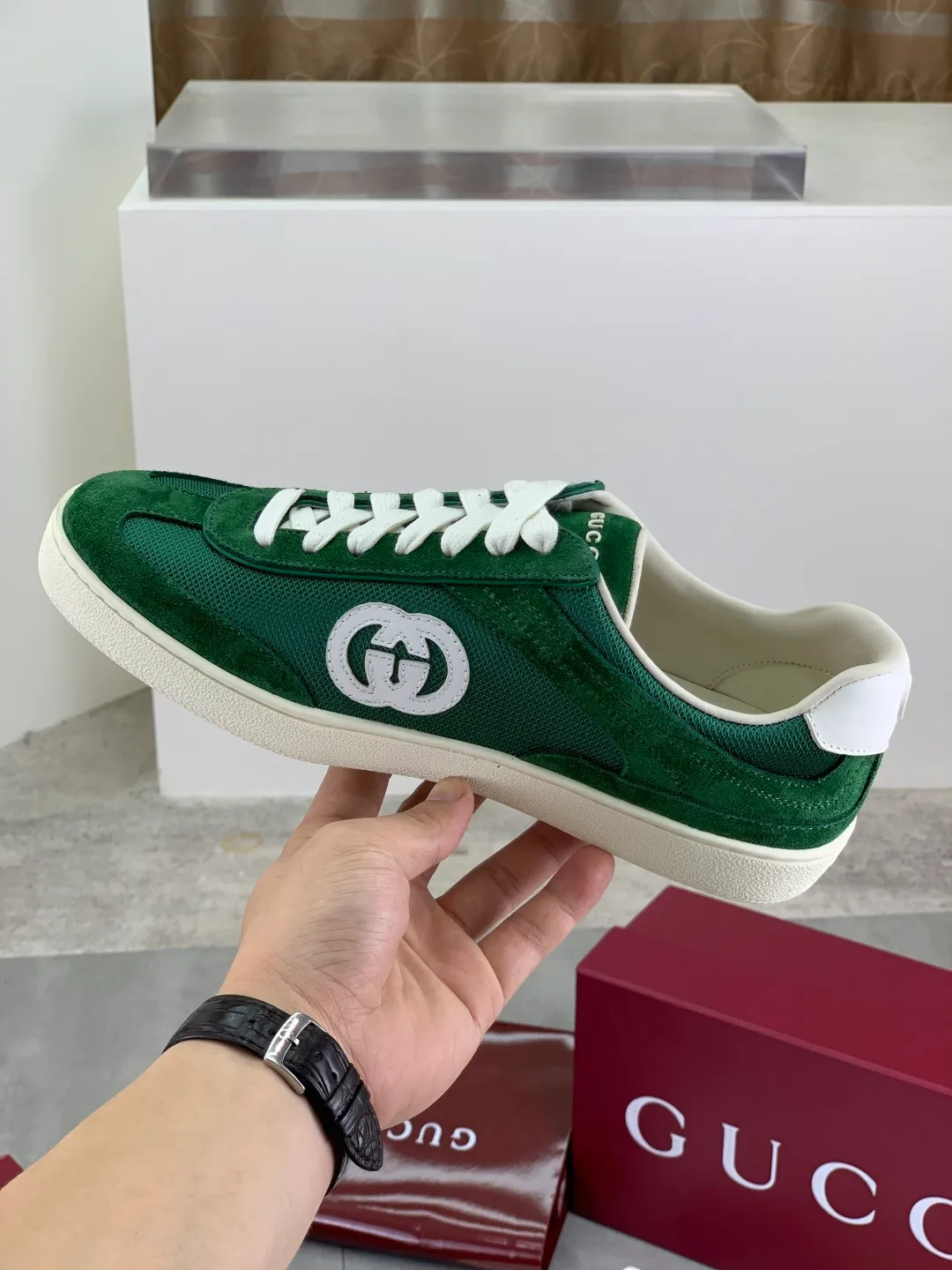 Men's shoes 💰P562 New GUCCI classic design moral training element catwalk model, matching version of top quality moral training shoes for men and women. Epoxy logo process is concave and convex, matching oil edge technology, punched cowhide cloth surface, suede cowhide surface splicing, breathable and not stuffy, the original overlasted shoe model is comfortable on the feet.  Fabric: Matched leather + cloth + mesh Lining: Water-dyed sheepskin Foot: Water-dyed sheepskin Outsole: Original molded TP matching environmentally friendly material Packaging: Top counter full set of packaging Female 35-42 (Female 41.42. Customized) Male 39-46 (46 customized)